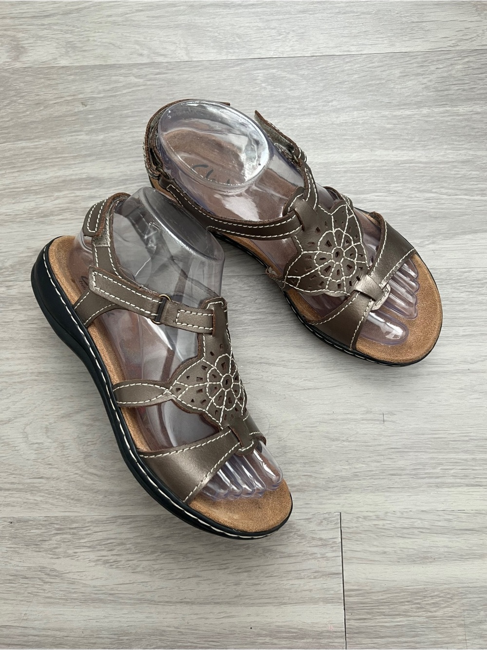Clarks Bendables Women’s 6.5M Metallic Bronze Leather Floral Comfort Sandals